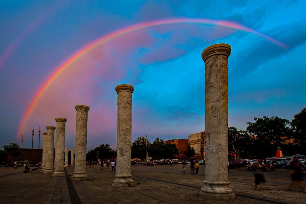 《城市彩虹》     韦雨 摄影_副本.jpg